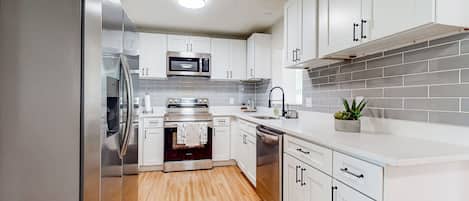 Maison, plusieurs lits, accÚs piscine, vue piscine (Poolside Postcards) | Cuisine privée