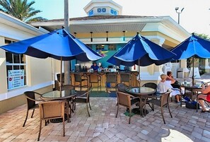 Outdoor dining - Resort Condo Near Disney With Pool, hot Tub, Tennis, Central AC, & Washer/dryer (Kissimmee)