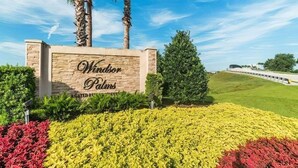 A sign for Windsor Palms with a landscaped garden in front. - Resort Condo Near Disney With Pool, hot Tub, Tennis, Central AC, & Washer/dryer (Kissimmee)
