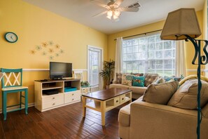 Living area - Resort Condo Near Disney With Pool, hot Tub, Tennis, Central AC, & Washer/dryer (Kissimmee)