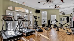 Ein Fitnessstudio mit Laufbändern, Crosstrainern und Gewichtsmaschinen.