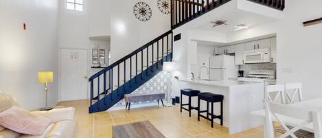 Hus, flere senger, kjøkken, bassengutsikt (Budding Blooms Retreat) | Oppholdsområde