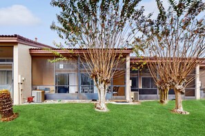 Exterior - Ideally Located Modern Townhome With Open Layout & Pool - Snowbird-friendly (Kissimmee)