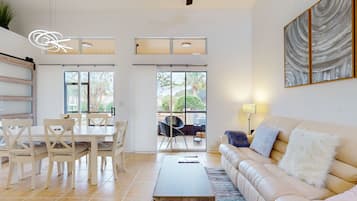 House, Multiple Beds, Kitchen, Pool View (Budding Blooms Retreat) | Living area