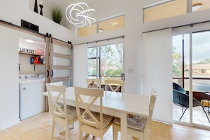 Casa, varias camas, cocina, vista a la alberca (Budding Blooms Retreat) | 2 habitaciones, decoración personalizada y muebles diferentes 