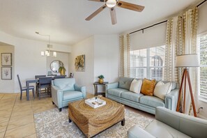 Living area - Dog-friendly Condo With Gym, Wifi, Balcony - Close to Theme Parks (Orlando)