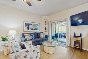 Living area - Spacious Dog-friendly 3bed/3 Bath Townhome With Screened in Lanai Near Disney (Davenport)