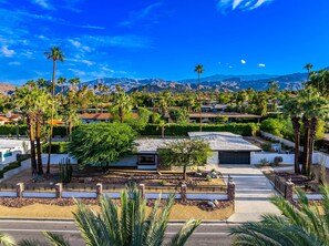 Property grounds - Relaxing 4 Bedroom Retreat in South Palm Desert (Palm Desert)