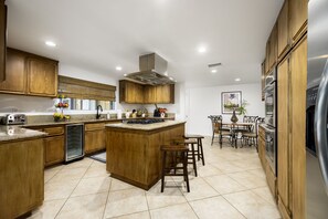 Private kitchen - Relaxing 4 Bedroom Retreat in South Palm Desert (Palm Desert)