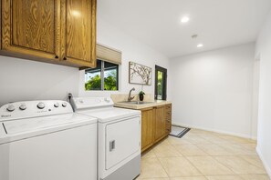 Interior - Relaxing 4 Bedroom Retreat in South Palm Desert (Palm Desert)