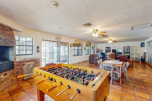 Casa, várias camas, cozinha (Lakefront Living) | Sala de jogos