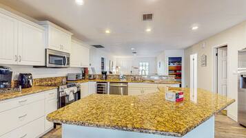 House, Multiple Beds, Kitchen (Lakefront Living) | Private kitchen