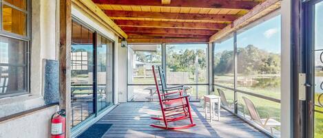 Casa, varias camas, cocina (Lakefront Living) | Interior