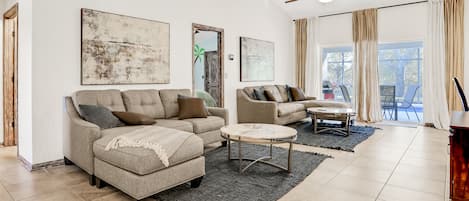 單棟房屋, 多張床, 可使用泳池, 泳池景 (Warm Welcomes on Woodcrest) | 客廳