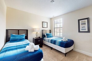 Casa, varias camas, acceso a la alberca, vista a la alberca (Roseville Getaway-Fountains Champions) | 3 habitaciones, decoración personalizada y muebles diferentes 