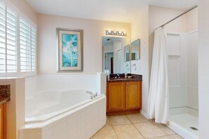 Casa, letti multipli, accesso alla piscina, vista piscina (Emerald Island Resort) | Bagno | Asciugamani