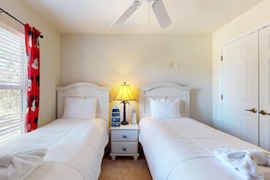 Nhà, nhiều giường, có thể sử dụng hồ bơi, quang cảnh hồ bơi (Marvellous Magic - BellaVida Resort) | 3 phòng ngủ, trang trí khác biệt 