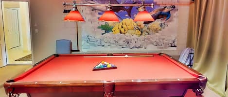 Casa, varias camas, acceso a la alberca, vista a la alberca (Oakbourne Oasis) | Sala de juegos