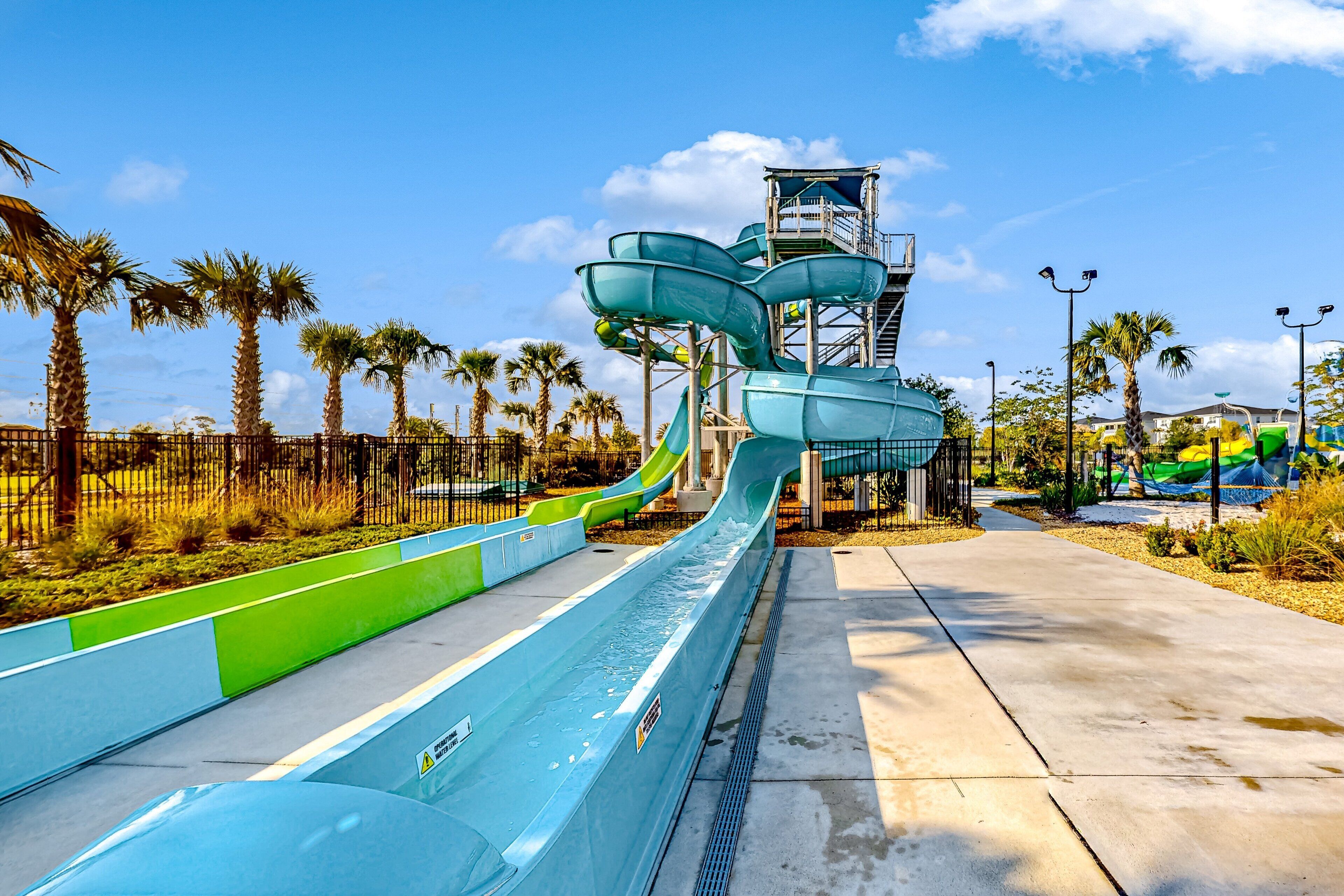 Een waterpark met glijbanen en een controle toren.