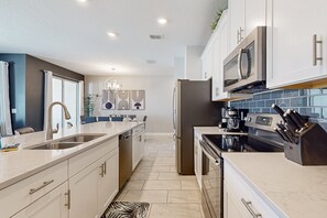 Hus - flera sängar - tillgång till pool - utsikt mot poolen (Champions Gate Luxury Townhome) | Eget kök