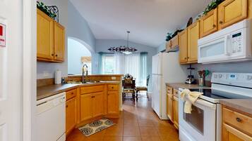 House, Multiple Beds, Pool Access, Pool View (Paradise Villa) | Private kitchen