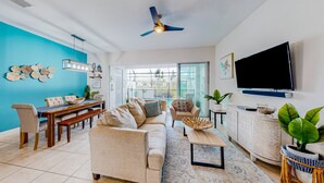 Nhà, nhiều giường, có thể sử dụng hồ bơi, quang cảnh hồ bơi (Captiva Coastal Retreat) | Khu phòng khách