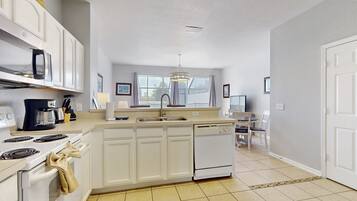 House, Multiple Beds, Pool Access, Pool View (The Cozy Cove) | Private kitchen