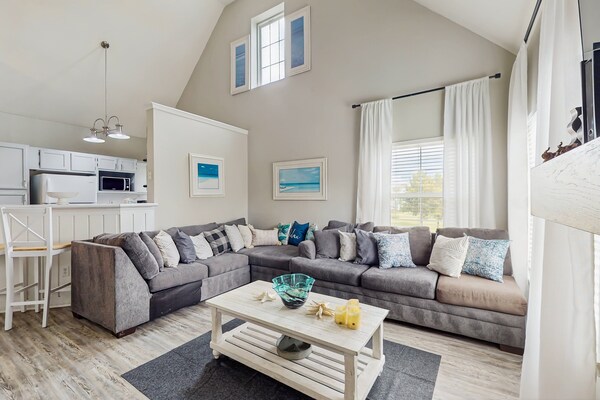 Spacious Condo With Themed Rooms, Foosball Table And Shared Pool - Celebration, FL