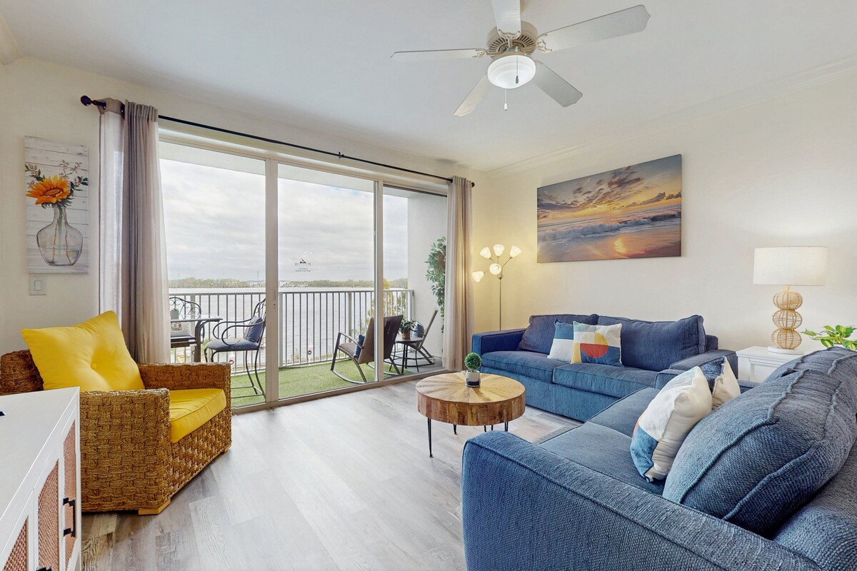 Apartment, Mehrere Betten, Poolzugang, Poolblick (Blue Heron Beach 1-0208-PetsAllowed) | Wohnbereich