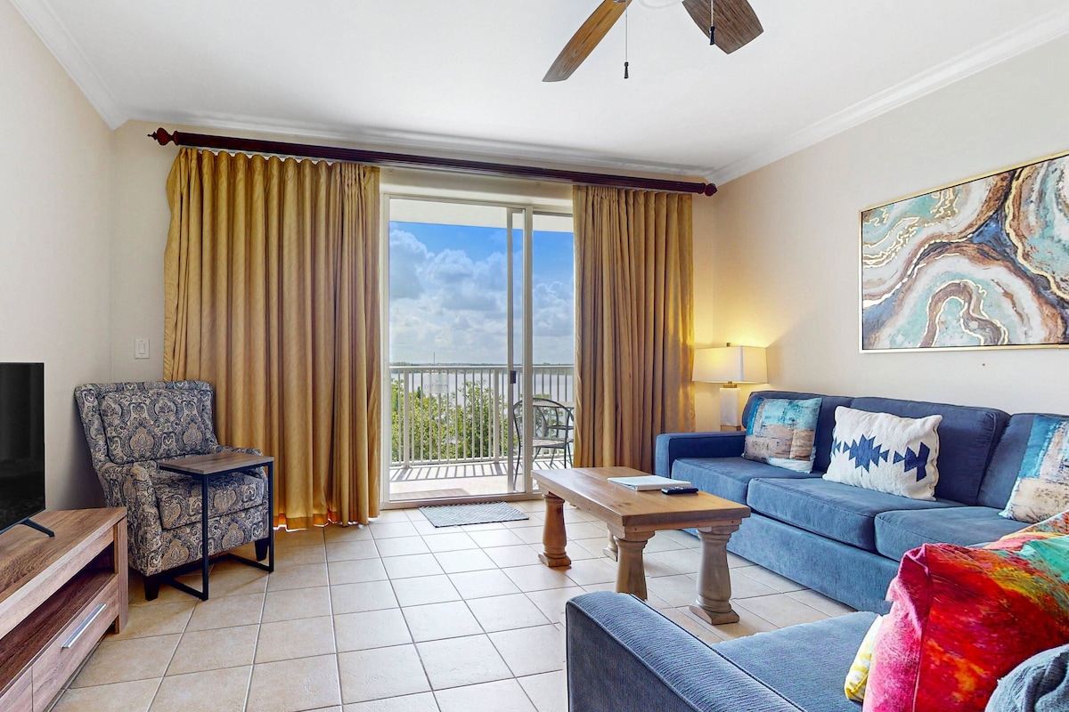 Condo, Multiple Beds, Pool Access, Pool View (Lakefront Living Blue Heron-NoPets) | Living area