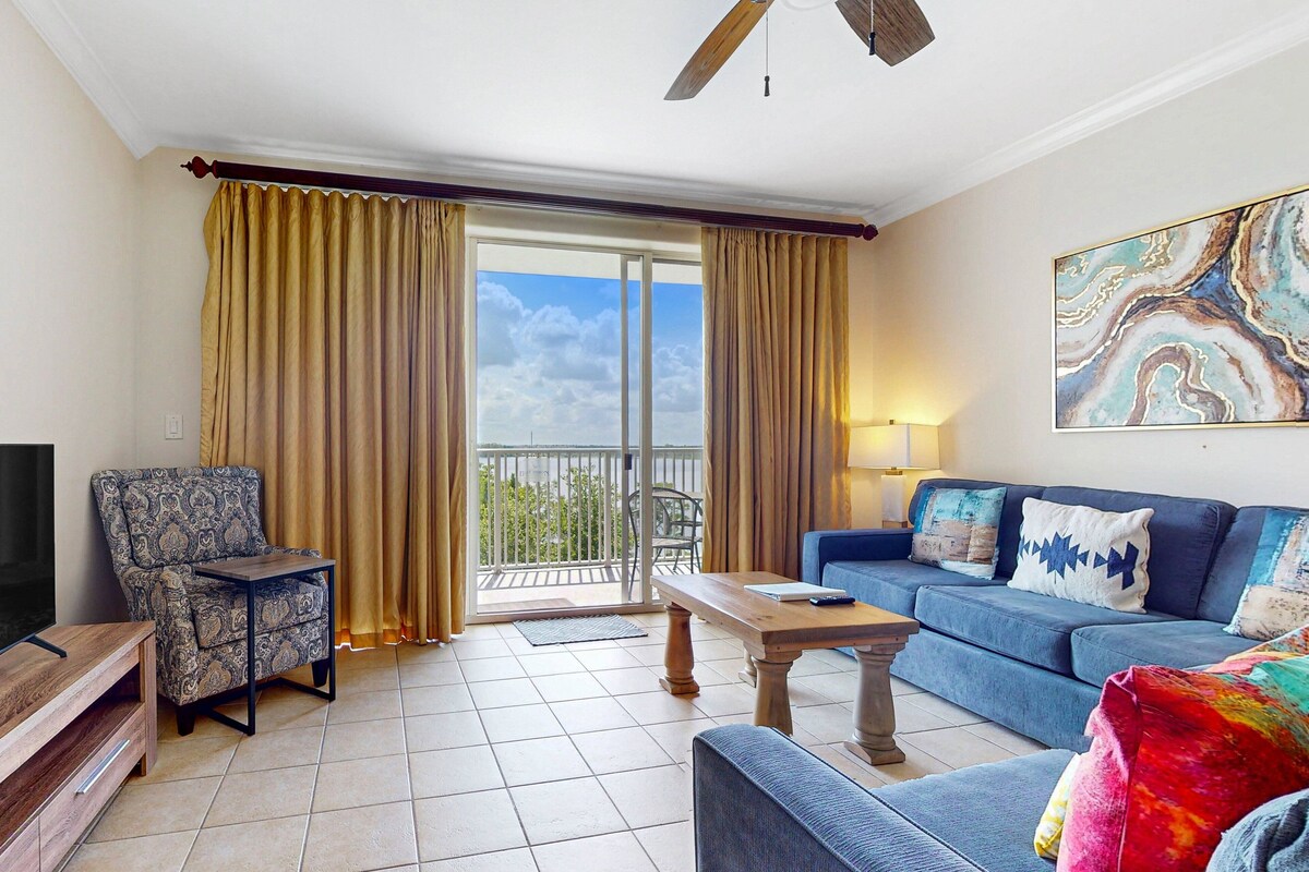 Condo, Multiple Beds, Pool Access, Pool View (Lakefront Living Blue Heron-NoPets) | Living area