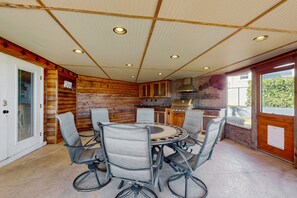 Condo, Plusieurs lits, accès à la piscine, vue sur la piscine (Placid Dreams) | Vue de la chambre