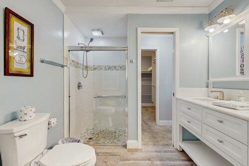 Lakefront 4BR Home With Pool, Outdoor Kitchen & Serene Florida Getaway