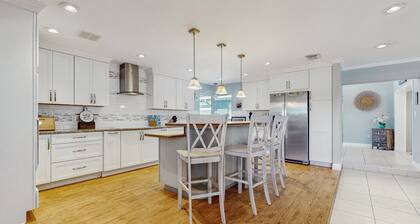 Lakefront 4BR Home With Pool, Outdoor Kitchen & Serene Florida Getaway