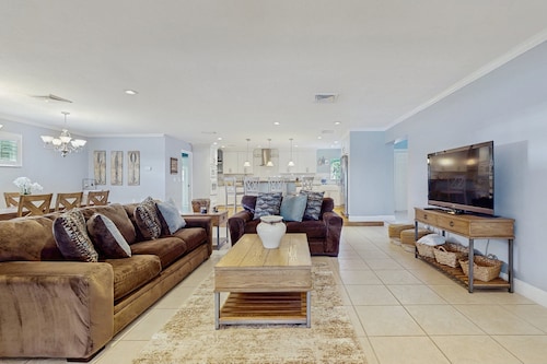 Lakefront 4BR Home With Pool, Outdoor Kitchen & Serene Florida Getaway