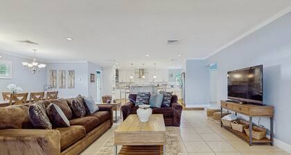 Lakefront 4BR Home With Pool, Outdoor Kitchen & Serene Florida Getaway