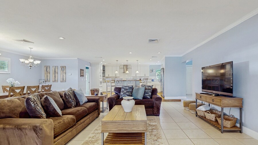 Lakefront 4BR Home With Pool, Outdoor Kitchen & Serene Florida Getaway