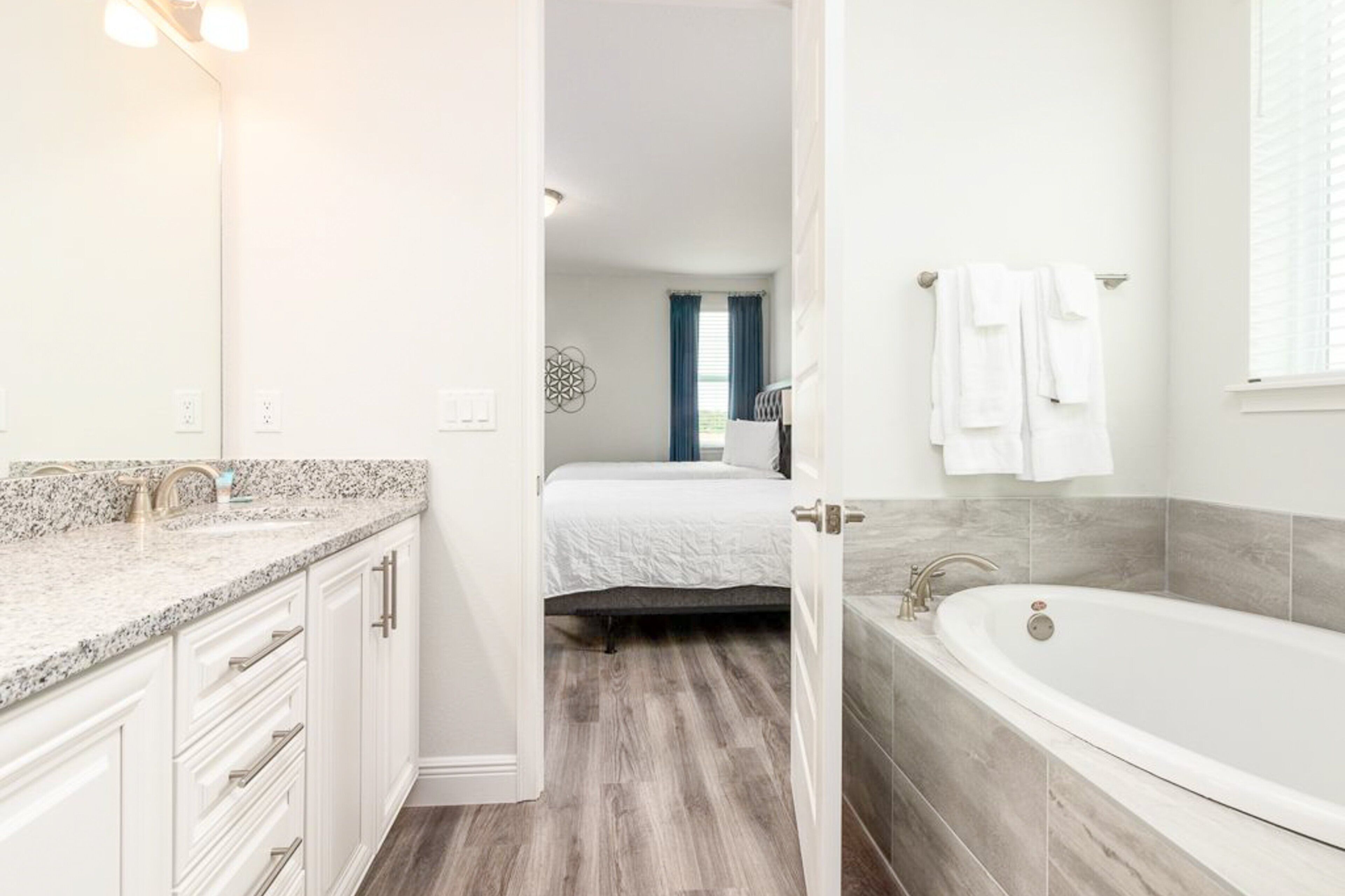 Een moderne badkamer met een bad, een douchegedeelte en een wastafelmeubel met een wastafel.