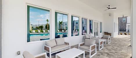 บ้านพัก, หลายเตียง, ใช้สระว่ายน้ำได้, วิวสระว่ายน้ำ (Azur Resort 293) | ลานระเบียง/นอกชาน