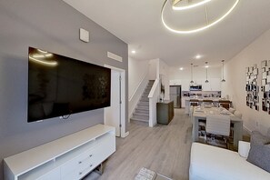 Casa, varias camas, acceso a la alberca, vista a la alberca (Azur Resort 293) | Área de sala de estar