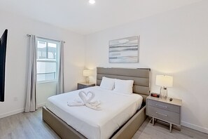 House, Multiple Beds, Pool Access, Pool View (Azur Resort 293) - Dog-friendly Radiant & Modern Townhome With Private Pool, Patio, AC, & W/D (Davenport)