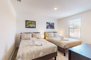 House, Multiple Beds, Kitchen (Zen Hideaway) - Newly Built Townhome, Private W/d, Free Wifi, Central AC and Full Kitchen (Kissimmee)