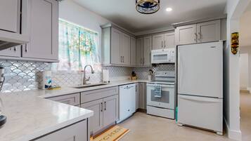 Rumah, Beberapa Tempat Tidur, hot tub (Red Beach Lake Escape) | Dapur pribadi