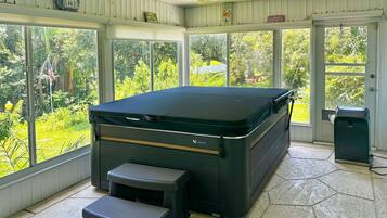 Rumah, Beberapa Tempat Tidur, hot tub (Red Beach Lake Escape) | Interior