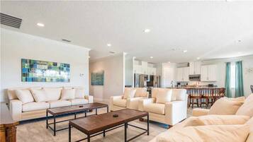 House, Multiple Beds, Pool Access, Pool View (Luxury Hideaway - Fairway Ridge) | Living area