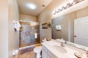 Casa, letti multipli, accesso alla piscina, vista piscina (Oakwater Getaways) | Bagno | Asciugamani
