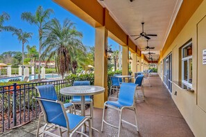 Outdoor dining - Spacious Townhouse With Themed Rooms and Resort Amenites (Davenport)