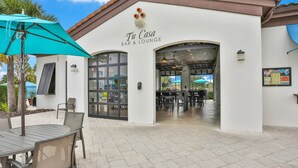 Un bar et un salon appelés « Tu Casa », dotés d’une terrasse et d’un patio carrelé.