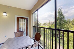 콘도, 침대(여러 개), 파티오, 정원 전망 (Worldquest Wonderland) | 객실에서 보이는 전망