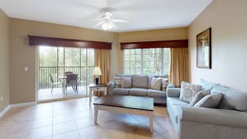 Condo, nhiều giường, sân hiên, quang cảnh vườn (Worldquest Wonderland) | Khu phòng khách
